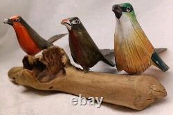 3 Canaris Sculptés à la Main Perchés sur une Bûche en Bois Sculptée avec 3 Nids Peints à la Main