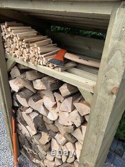 Abri de jardin en bois pour le stockage de bûches à bordures de plumes