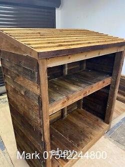 Abri en bois rustique pour bûches avec étagère pour petit bois de chauffage