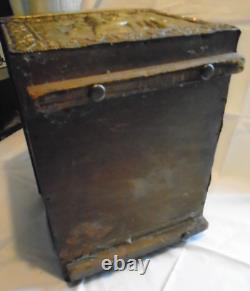 Boîte à charbon/bois en bois incrusté de laiton de 40cm avec scène de taverne pour le rangement de la cheminée