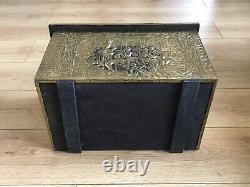Boîte à charbon/bûches en bois avec motif en relief en laiton - Rangement pour cheminée/stove avec scène de taverne