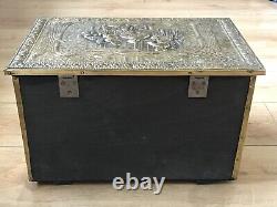 Boîte à charbon/bûches en bois avec motif en relief en laiton et scène de taverne pour le rangement du foyer/stove de cheminée 17
