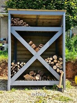 Élégant abri en bois pour bûches d'extérieur. Largeur de 4 pieds, hauteur de 5 pieds. Avec étagère pour petit bois.