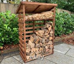 Grand abri en bois pour ranger les bûches de grande taille XL, larges et hautes, pour le bois de chauffage, dans le jardin.