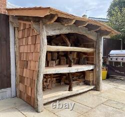 Magasin de bûches en bois, magasins de bûches à ossature de bois récupéré, avec toit en bardeaux de cèdre