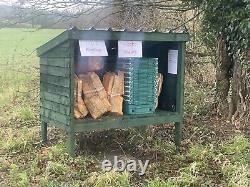 Magasin de bûches en bois ou stand au bord de la route