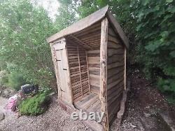 Remise à bûches en bois