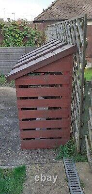 Stockage de bûches en bois en plein air